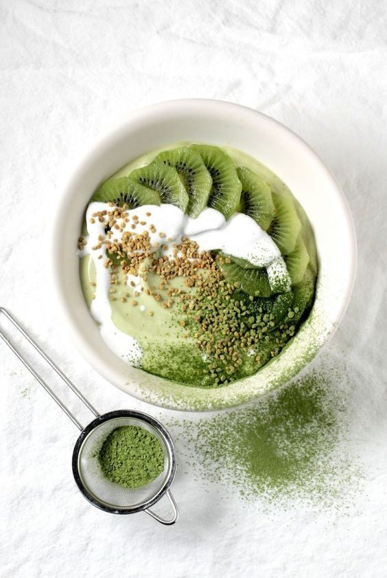 Здоровий та смачний початок дня: рецепти смузі боулу з матча