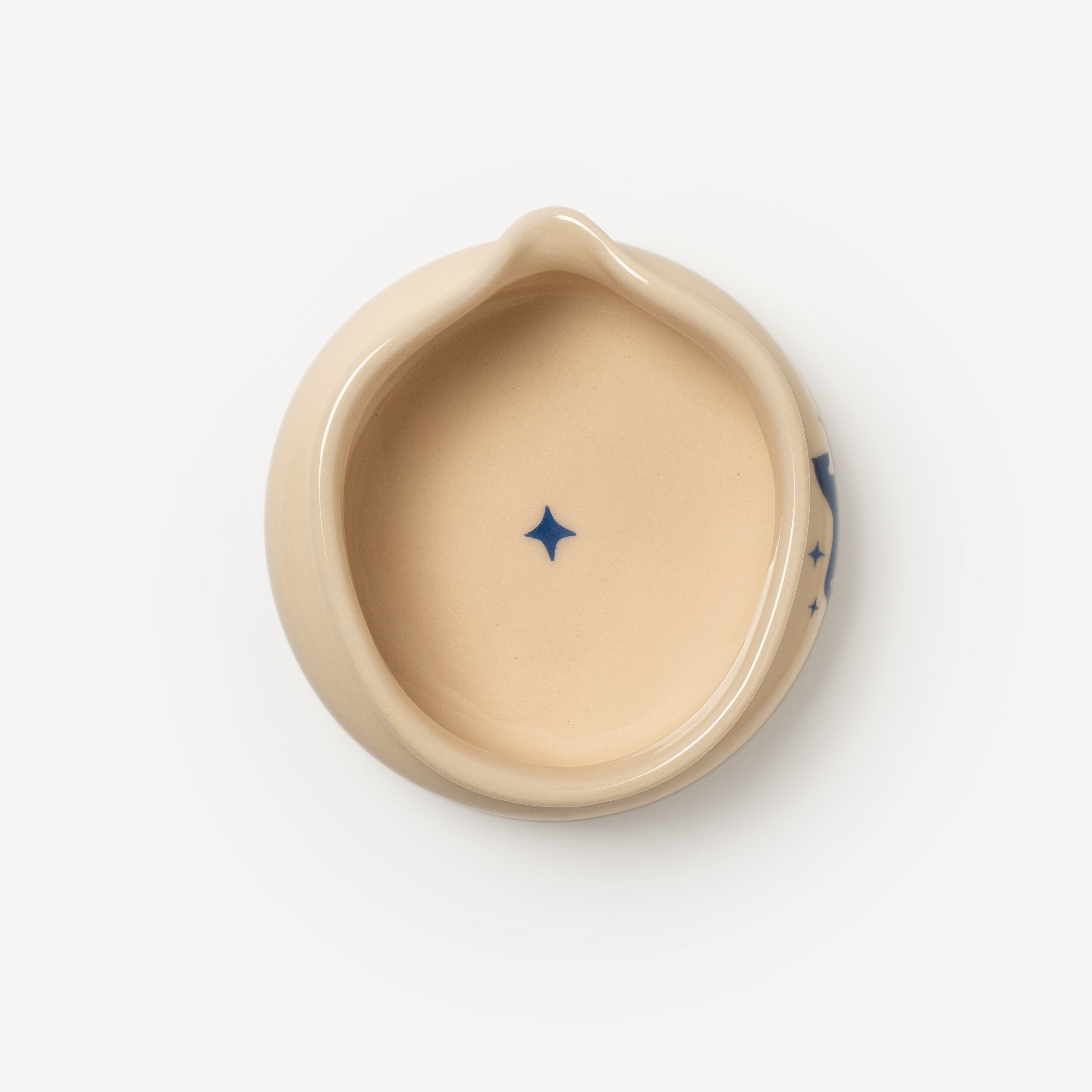 Віримо, що кінь Святого Миколая був його вірним другом та помічником у подорожах. Колекція натхненна символом 2026 року
Наш бестселер - чаван катакучі «WU» у новому різдвяному дизайні. Чаван із носиком для зручного переливання, глазур має ніжну текстуру та спеціальна форму під руку.
Непохитне стійке дно , зігнуті форми для зручного утримання під час приготування.
Весь посуд ми виробляємо на нашій власній керамічній майстерні, щоб зберігати крафтовість та якість продукту
A Horse of St. Nicholas