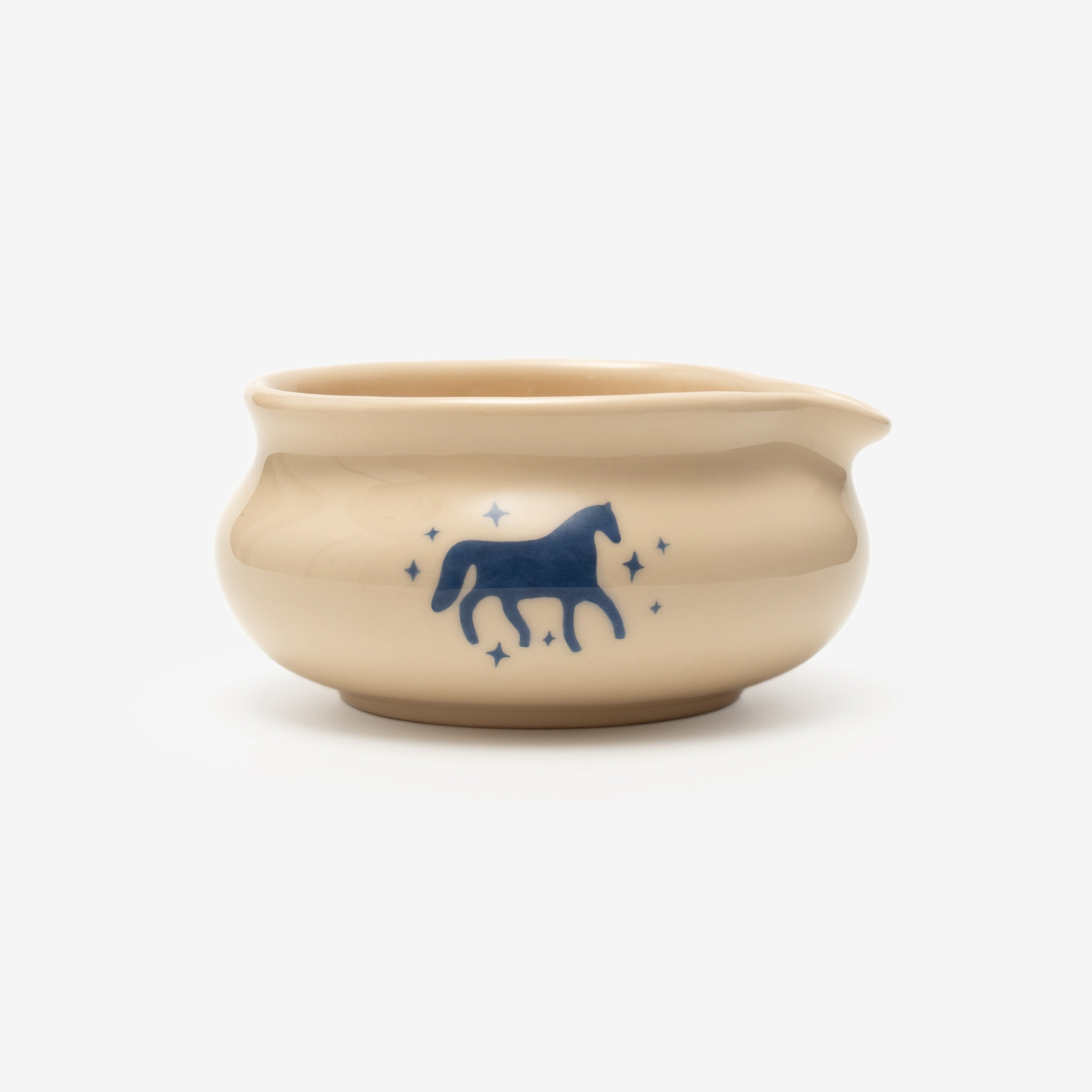Віримо, що кінь Святого Миколая був його вірним другом та помічником у подорожах. Колекція натхненна символом 2026 року
Наш бестселер - чаван катакучі «WU» у новому різдвяному дизайні. Чаван із носиком для зручного переливання, глазур має ніжну текстуру та спеціальна форму під руку.
Непохитне стійке дно , зігнуті форми для зручного утримання під час приготування.
Весь посуд ми виробляємо на нашій власній керамічній майстерні, щоб зберігати крафтовість та якість продукту
A Horse of St. Nicholas
