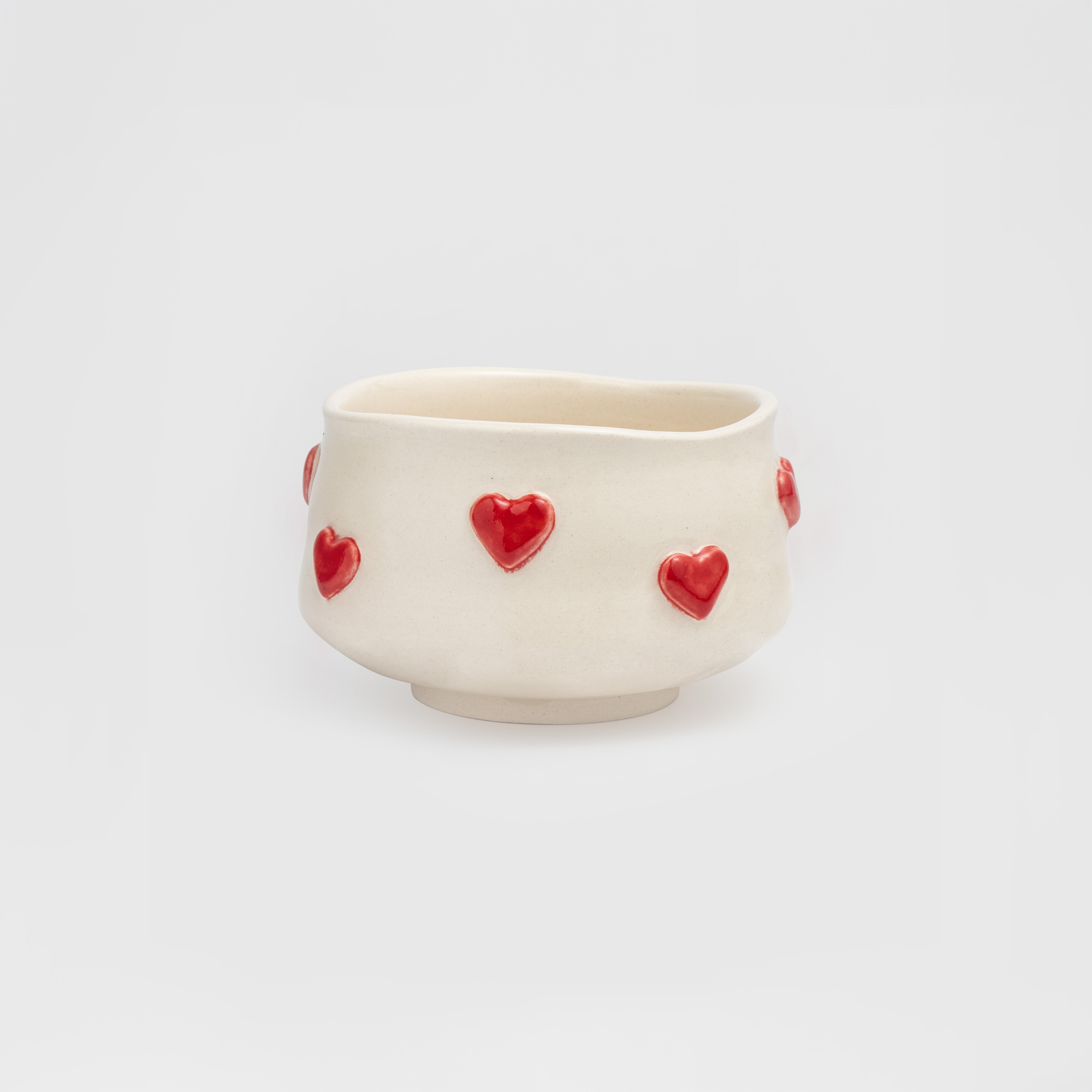 Чаван для приготування матча бежевого кольору обрамлений серцями від Matcher.store купити