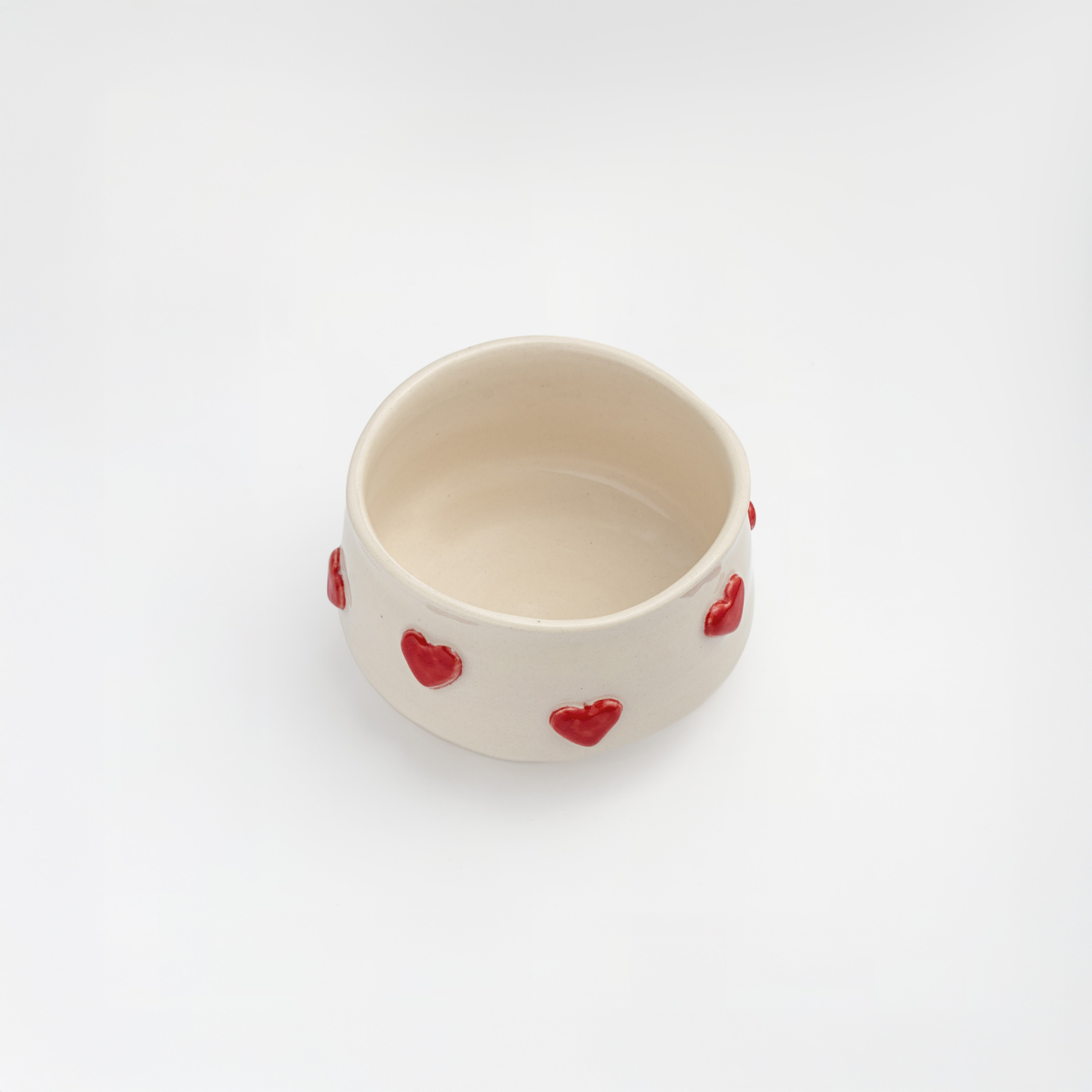 Чаван для приготування матча бежевого кольору обрамлений серцями від Matcher.store купити