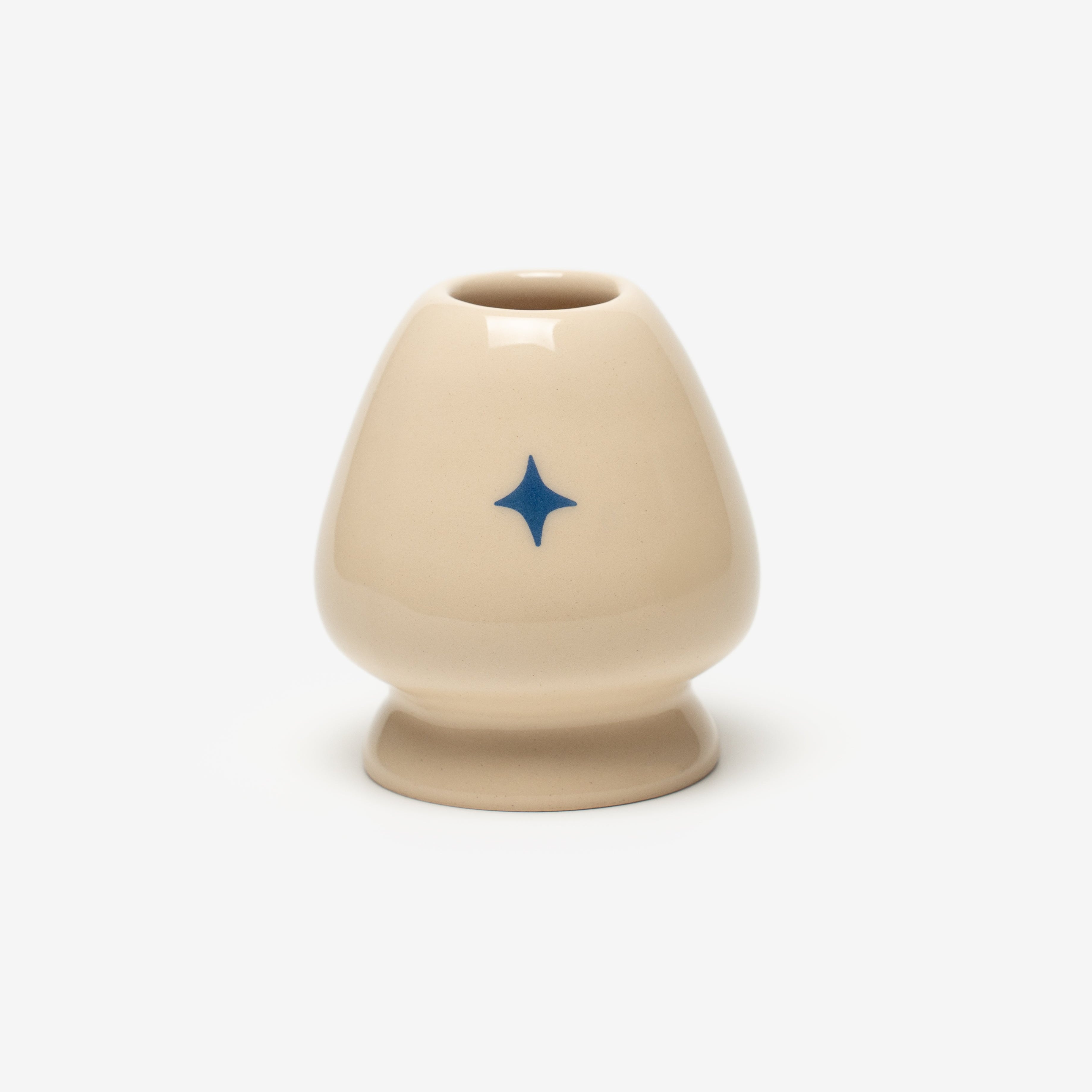 Натхненний зіркою-провідницею, яка допомагає мандрівникам знаходити шлях навіть у найтемнішу ніч.
Керамічна підставка Наоші (кусенаоші) призначена для зберігання бамбукового вінчика Часен. В цьому дизайні вона доповнює різдявний чаван та додає свята у звичні ритуали
Основне завдання наоші - висушити вінчик у вертикальному положенні, струнами донизу і зберегти його зовнішній вигляд, чистоту і довговічність роботи.
“Christmas Star”