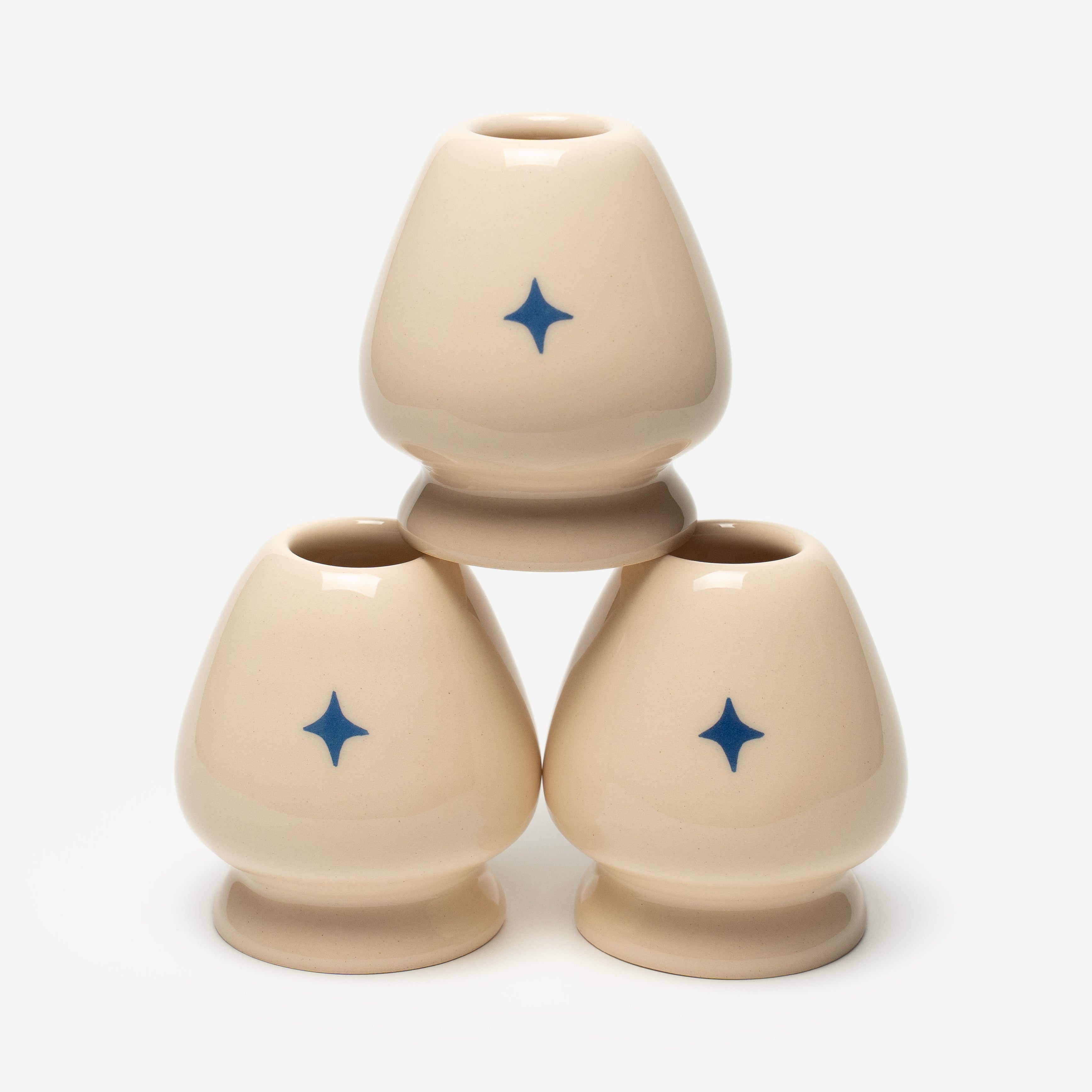 Натхненний зіркою-провідницею, яка допомагає мандрівникам знаходити шлях навіть у найтемнішу ніч.
Керамічна підставка Наоші (кусенаоші) призначена для зберігання бамбукового вінчика Часен. В цьому дизайні вона доповнює різдявний чаван та додає свята у звичні ритуали
Основне завдання наоші - висушити вінчик у вертикальному положенні, струнами донизу і зберегти його зовнішній вигляд, чистоту і довговічність роботи.
“Christmas Star”