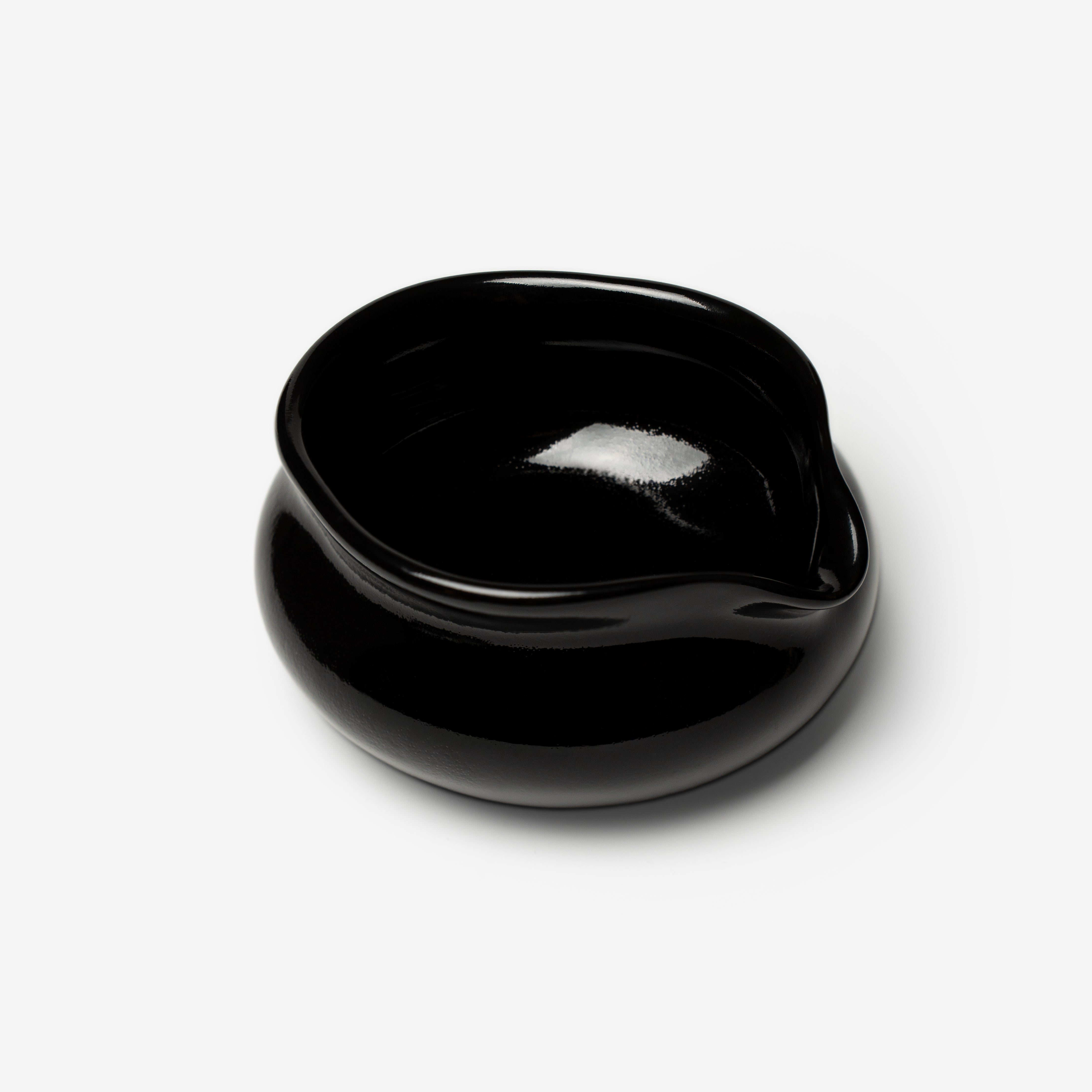 Матча чаван катакучі Invisible Invader чорного кольору для приготування матча від Matcher.store / Black katakuchi chawan for making matcha