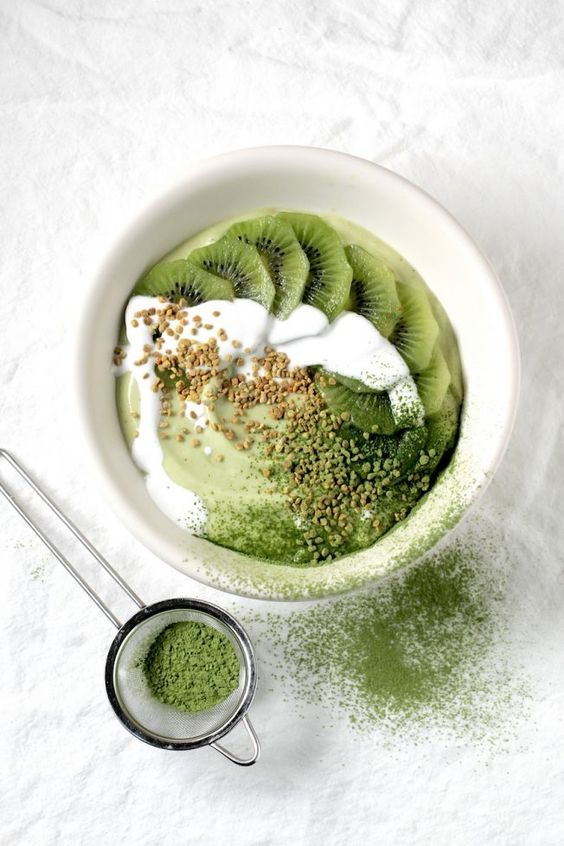 Здоровий та смачний початок дня: рецепти смузі боулу з матча