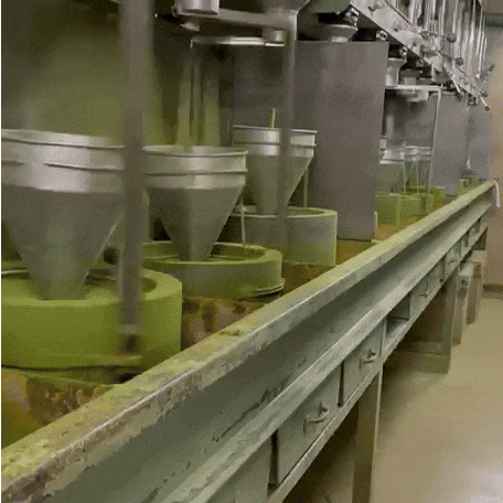 Традиційний помел матча vs. сучасний кульовий млин: у чому різниця?