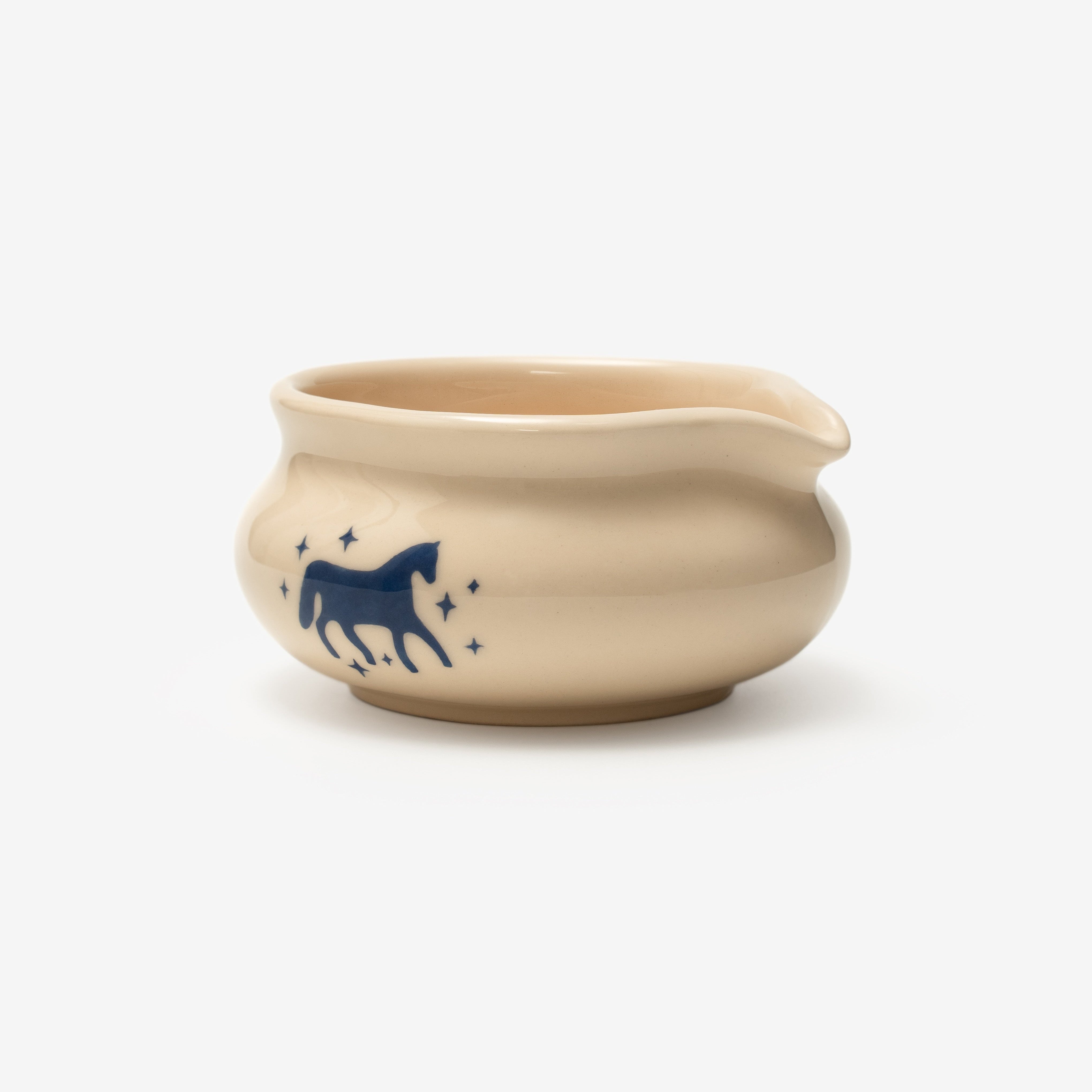 Віримо, що кінь Святого Миколая був його вірним другом та помічником у подорожах. Колекція натхненна символом 2026 року

Наш бестселер - чаван катакучі «WU» у новому різдвяному дизайні. Чаван із носиком для зручного переливання, глазур має ніжну текстуру та спеціальна форму під руку.

Непохитне стійке дно , зігнуті форми для зручного утримання під час приготування.

Весь посуд ми виробляємо на нашій власній керамічній майстерні, щоб зберігати крафтовість та якість продукту

A Horse of St. Nicholas