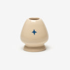 Натхненний зіркою-провідницею, яка допомагає мандрівникам знаходити шлях навіть у найтемнішу ніч.
Керамічна підставка Наоші (кусенаоші) призначена для зберігання бамбукового вінчика Часен. В цьому дизайні вона доповнює різдявний чаван та додає свята у звичні ритуали

Основне завдання наоші - висушити вінчик у вертикальному положенні, струнами донизу і зберегти його зовнішній вигляд, чистоту і довговічність роботи.

 “Christmas Star”