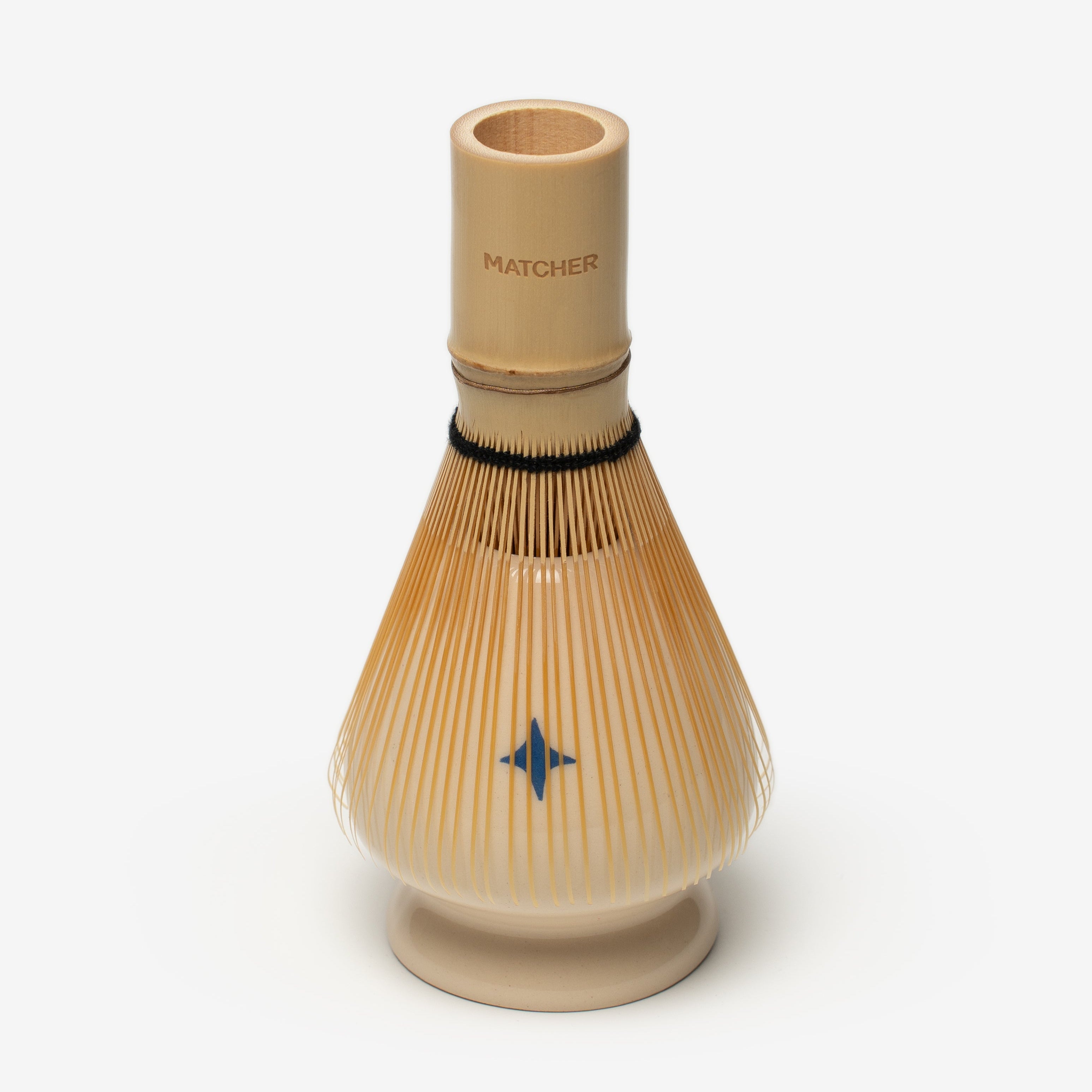 Натхненний зіркою-провідницею, яка допомагає мандрівникам знаходити шлях навіть у найтемнішу ніч.
Керамічна підставка Наоші (кусенаоші) призначена для зберігання бамбукового вінчика Часен. В цьому дизайні вона доповнює різдявний чаван та додає свята у звичні ритуали

Основне завдання наоші - висушити вінчик у вертикальному положенні, струнами донизу і зберегти його зовнішній вигляд, чистоту і довговічність роботи.

 “Christmas Star”