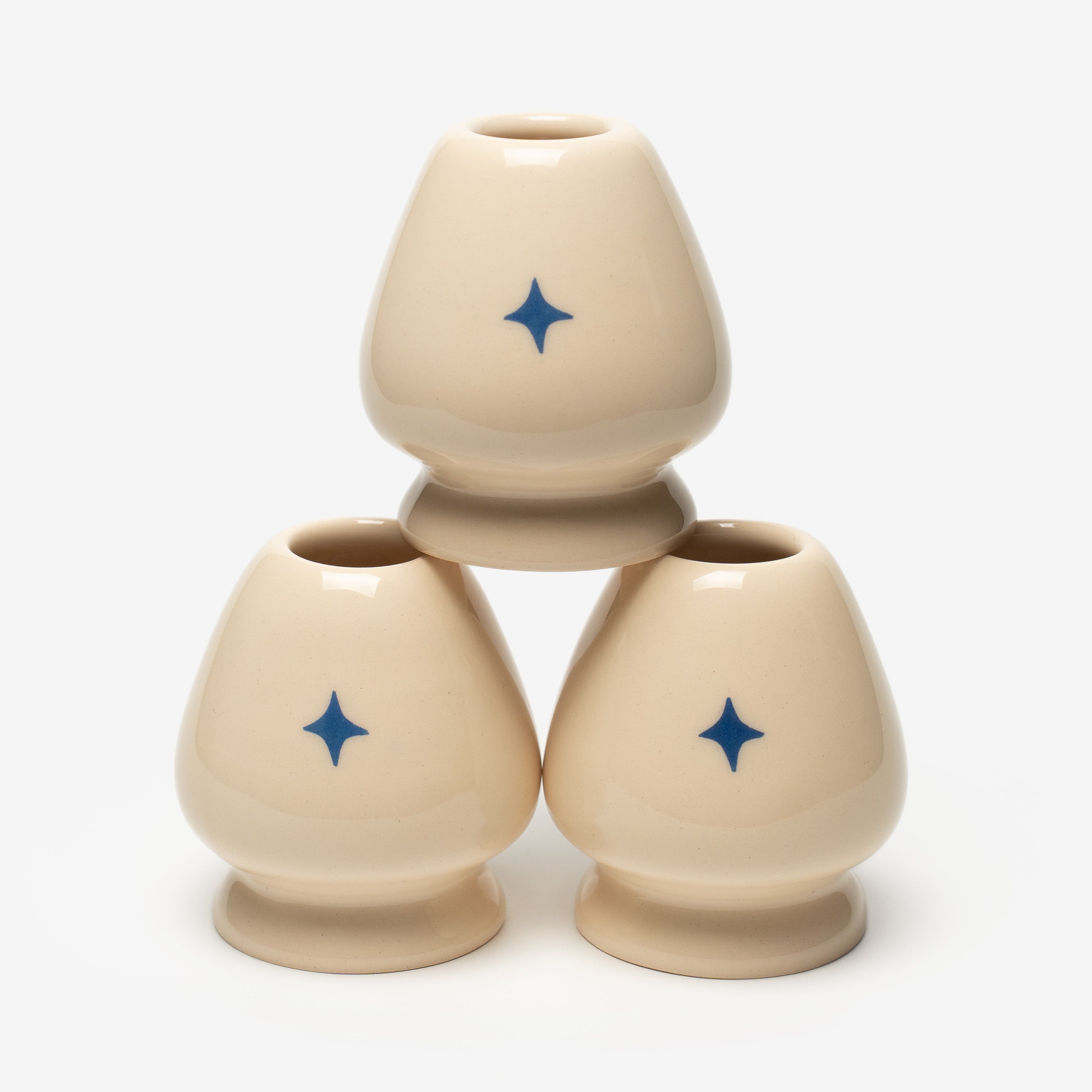 Натхненний зіркою-провідницею, яка допомагає мандрівникам знаходити шлях навіть у найтемнішу ніч.
Керамічна підставка Наоші (кусенаоші) призначена для зберігання бамбукового вінчика Часен. В цьому дизайні вона доповнює різдявний чаван та додає свята у звичні ритуали

Основне завдання наоші - висушити вінчик у вертикальному положенні, струнами донизу і зберегти його зовнішній вигляд, чистоту і довговічність роботи.

 “Christmas Star”